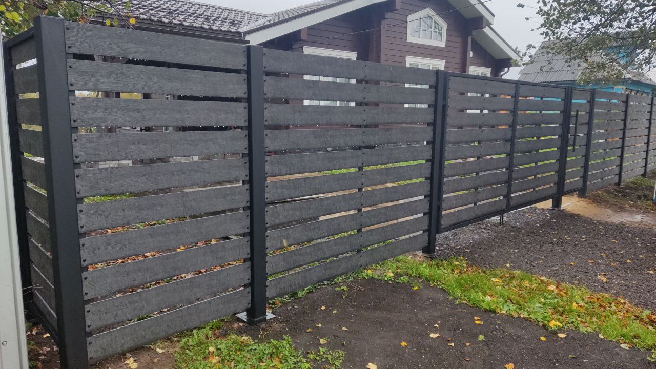 Фото ограждения ранчо из ДПК, графит серый с распашными воротами